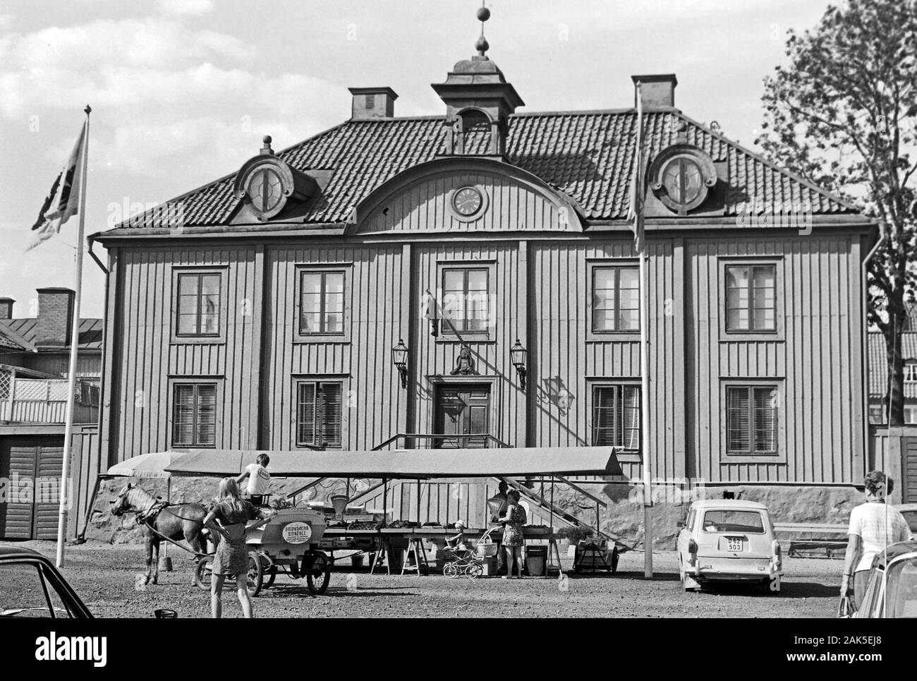 Il Rathaus von Mariefred mit Marktstand und Pferdedroschke, 1969. Municipio di Mariefred con un mercato di stallo e di una carrozza trainata da cavalli, 1969. Foto Stock