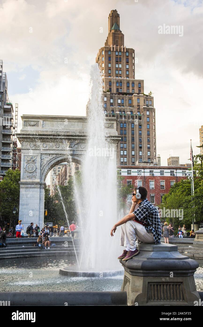 Manhattan/West Village: Washington Square Park, Washington Square Arch und fontana centrale, New York | Utilizzo di tutto il mondo Foto Stock