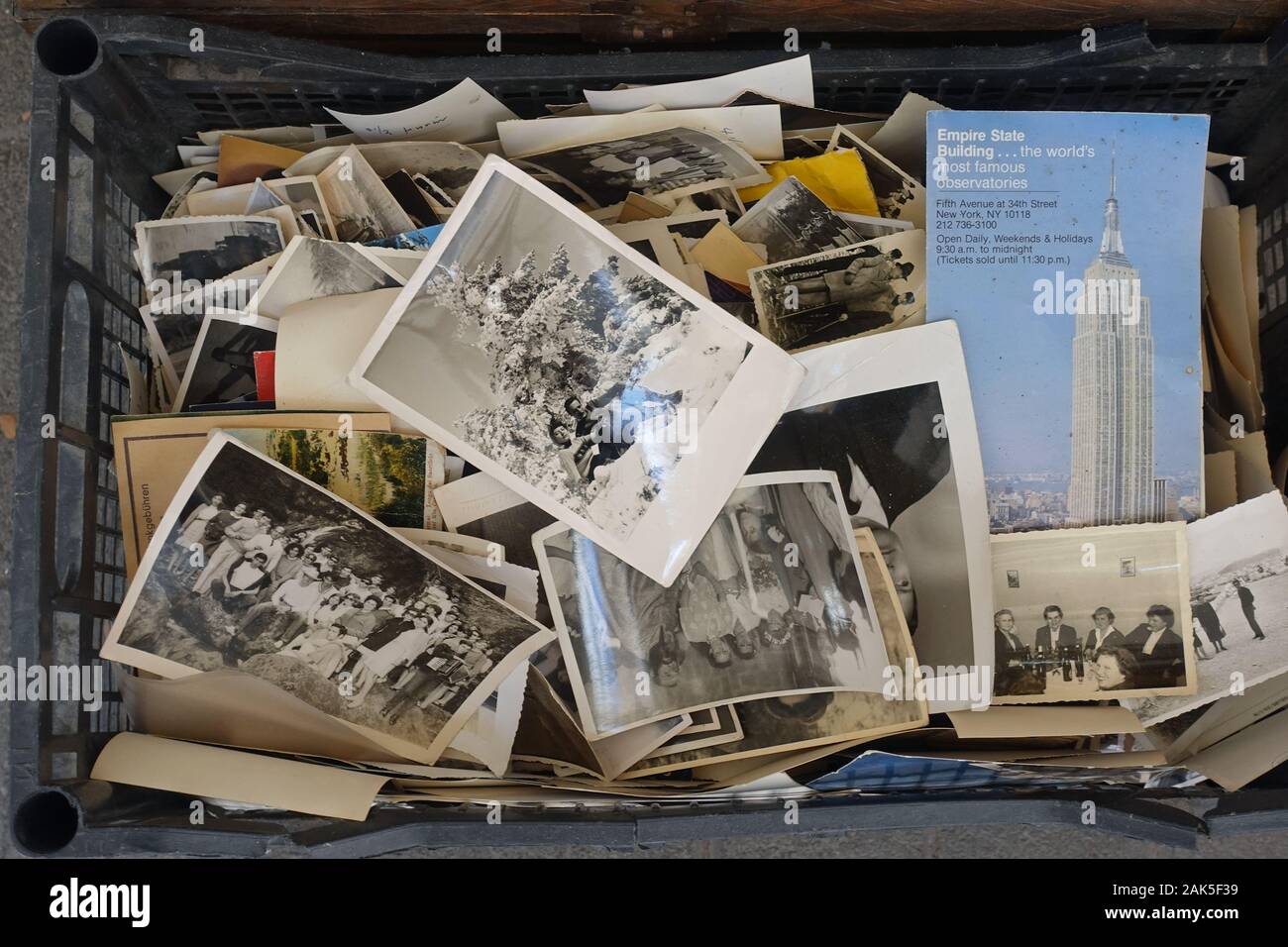 Atene, Grecia - 7 Agosto 2019: cassa con antiche fotografie in bianco e nero e vintage Empire State Building foglietto. Foto Stock