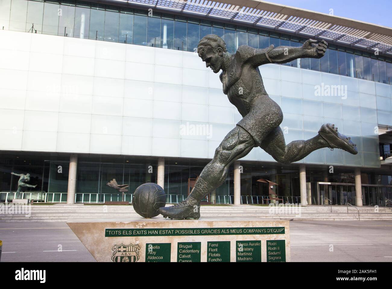 Stadion Camp Nou: Skulptur vor dem Eingang zum Museu FC Barcelona | Utilizzo di tutto il mondo Foto Stock