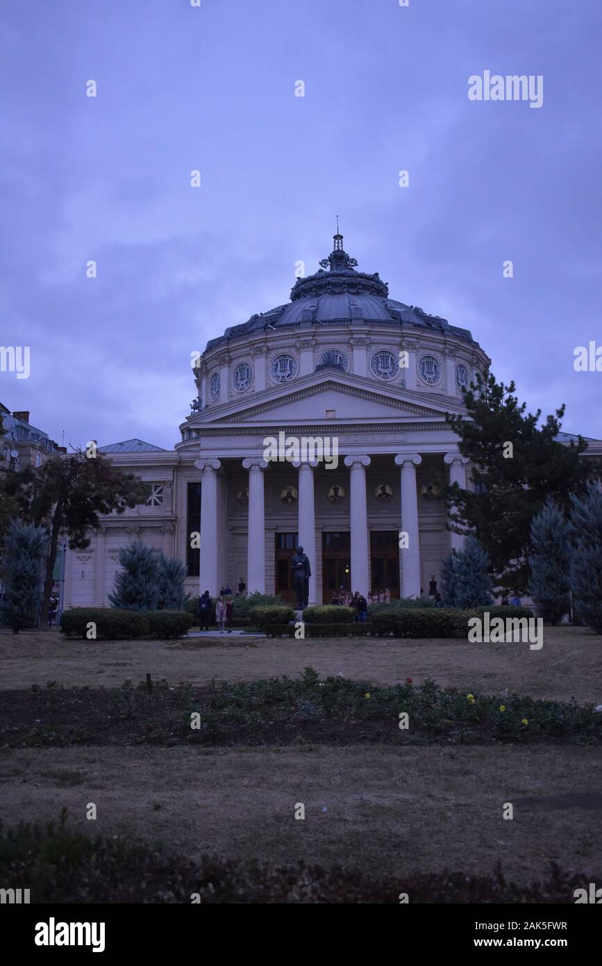 Il Romanian Athenaeum con il suo giardino in una giornata autunnale. Foto Stock