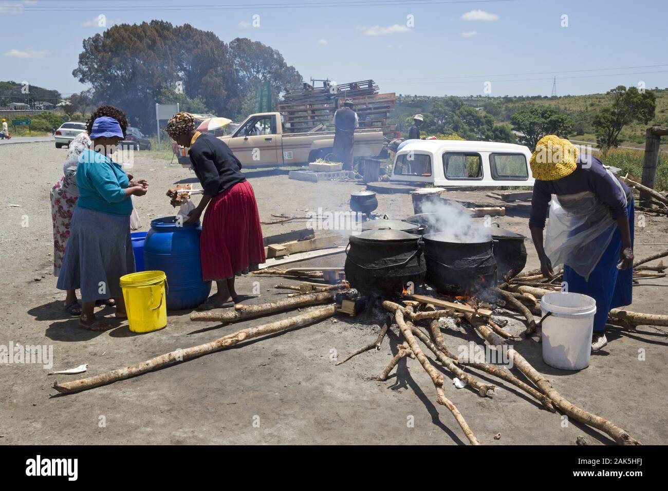East London: Xhosa-Frauen bereiten auf offener Feuerstelle ein Mahl zu, Suedafrika | Utilizzo di tutto il mondo Foto Stock