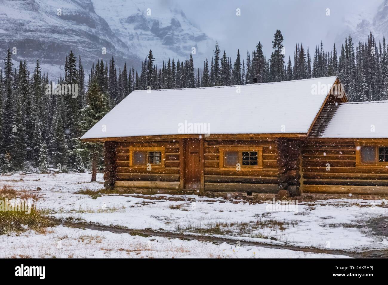 Elizabeth Parker Hut in un freddo giorno di settembre nel lago O'Hara area del Parco Nazionale di Yoho, British Columbia, Canada Foto Stock