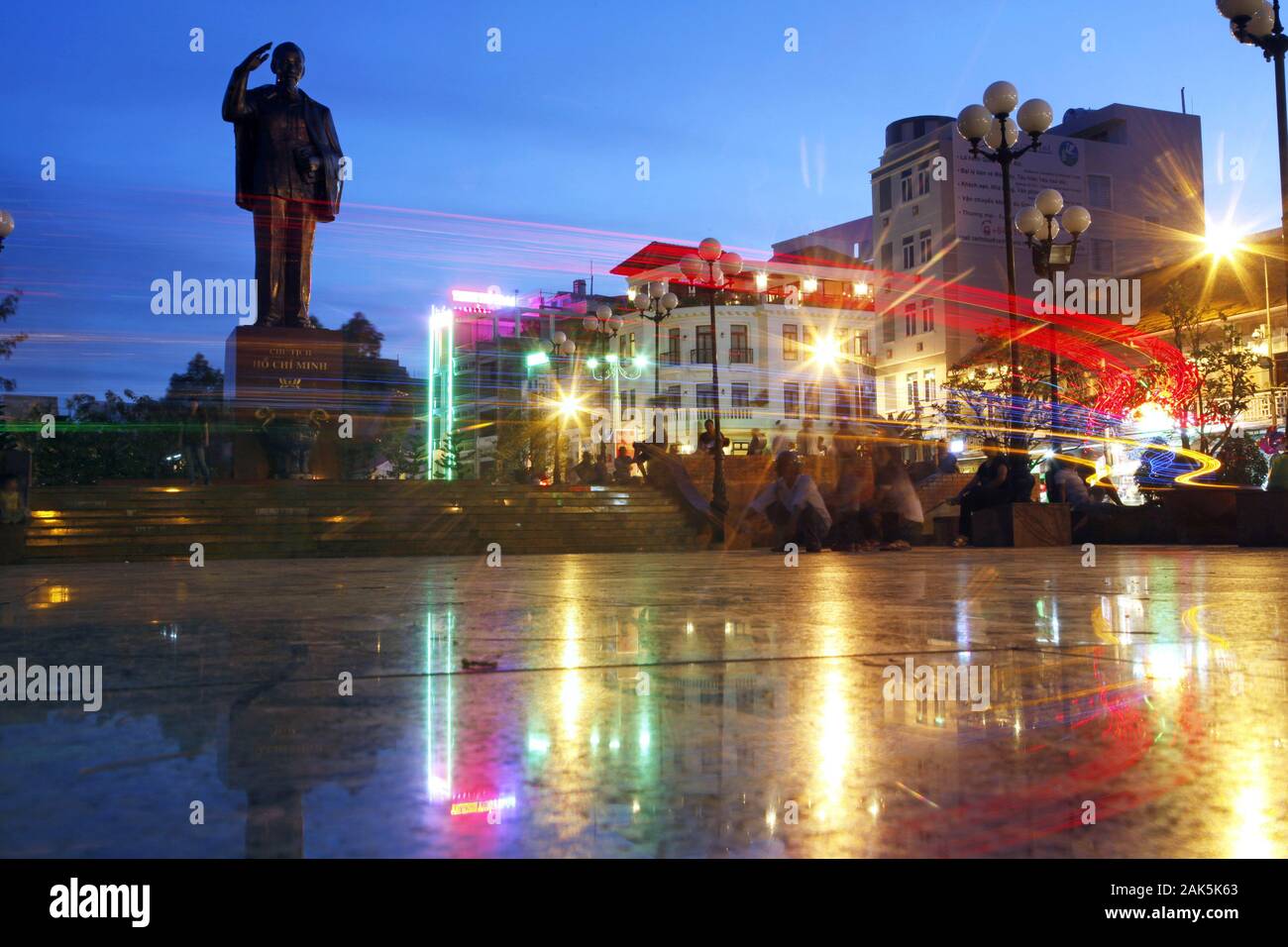 Can Tho: Naechtlicher Blick auf die Stadt mit Ho Chi Minh Denkmal am Ninh Kieu Park, Vietnam | Utilizzo di tutto il mondo Foto Stock