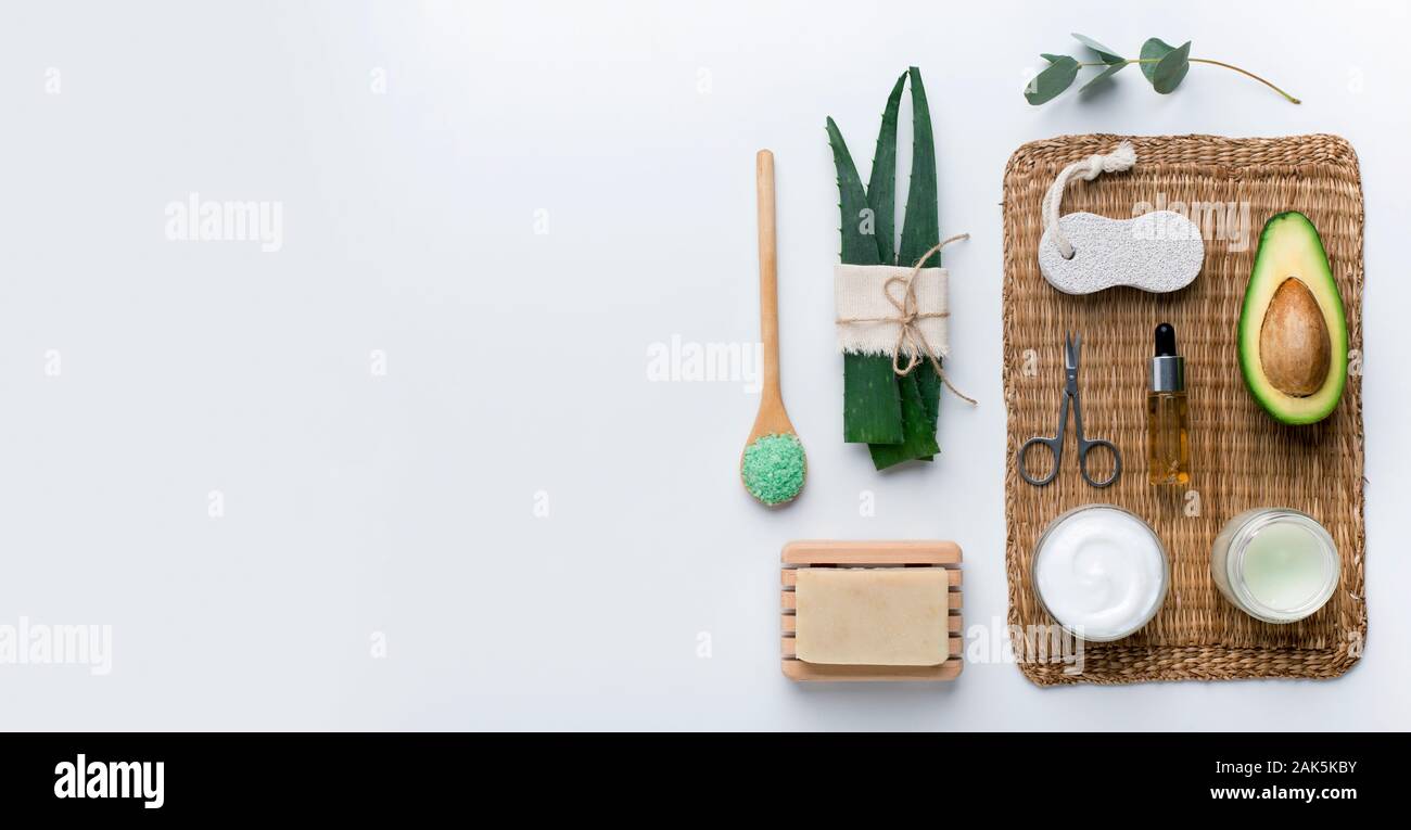 Vasi di peeling naturale e idratante viso maschere. Botaniche cosmetic skincare fresco verde aloe con sale marino, panorama, spazio di copia Foto Stock