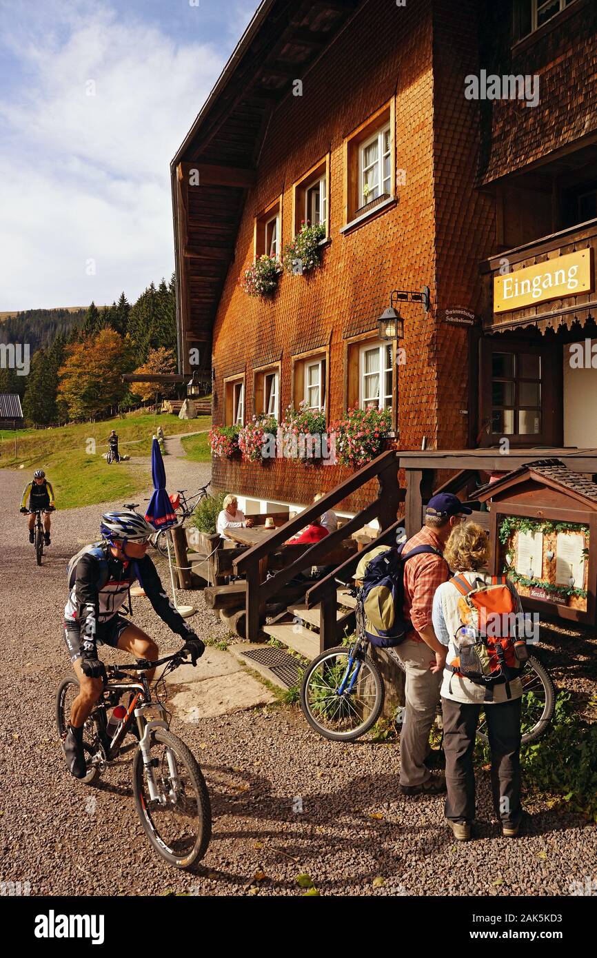 Feldberg: Besucher auf der Berghuette Raimartihof, Schwarzwald Sueden | Utilizzo di tutto il mondo Foto Stock