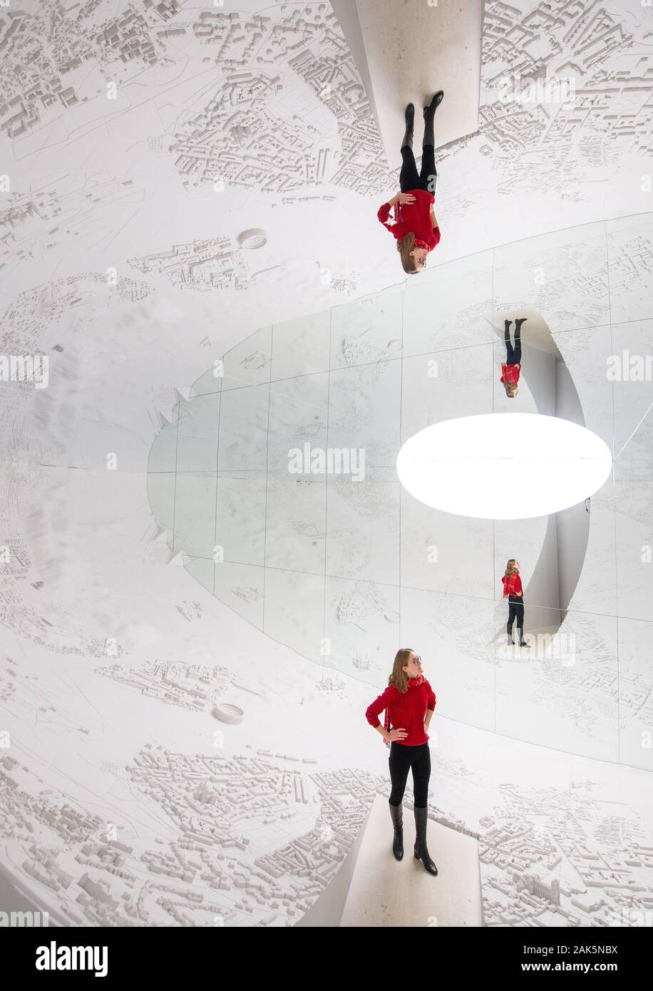 Gallery dipendente Daisy viste Chitnis 'Memory Palace' da es Devlin, a Pitzhanger Manor e Galleria a Ealing, Londra. L'installazione, che durerà fino al 9 febbraio, riempie lo spazio della galleria con un 3D del paesaggio di frammenti di tracciatura delle città e degli edifici dove cambiamenti significativi nel pensiero umano ha avuto luogo. Foto Stock Gallery dipendente Daisy viste Chitnis 'Memory Palace' da es Devlin, a Pitzhanger Manor e Galleria a Ealing, Londra. L'installazione, che durerà fino al 9 febbraio, riempie lo spazio della galleria con un 3D del paesaggio di frammenti di tracciatura delle città e degli edifici dove cambiamenti significativi nel pensiero umano ha avuto luogo. Foto Stock