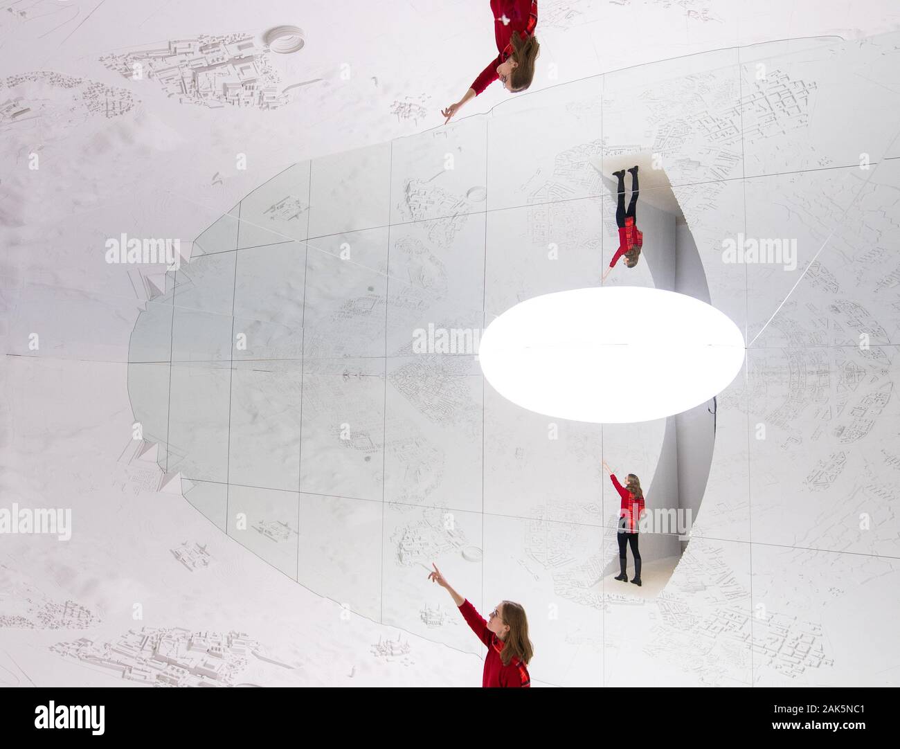 Gallery dipendente Daisy viste Chitnis 'Memory Palace' da es Devlin, a Pitzhanger Manor e Galleria a Ealing, Londra. L'installazione, che durerà fino al 9 febbraio, riempie lo spazio della galleria con un 3D del paesaggio di frammenti di tracciatura delle città e degli edifici dove cambiamenti significativi nel pensiero umano ha avuto luogo. Foto Stock Gallery dipendente Daisy viste Chitnis 'Memory Palace' da es Devlin, a Pitzhanger Manor e Galleria a Ealing, Londra. L'installazione, che durerà fino al 9 febbraio, riempie lo spazio della galleria con un 3D del paesaggio di frammenti di tracciatura delle città e degli edifici dove cambiamenti significativi nel pensiero umano ha avuto luogo. Foto Stock