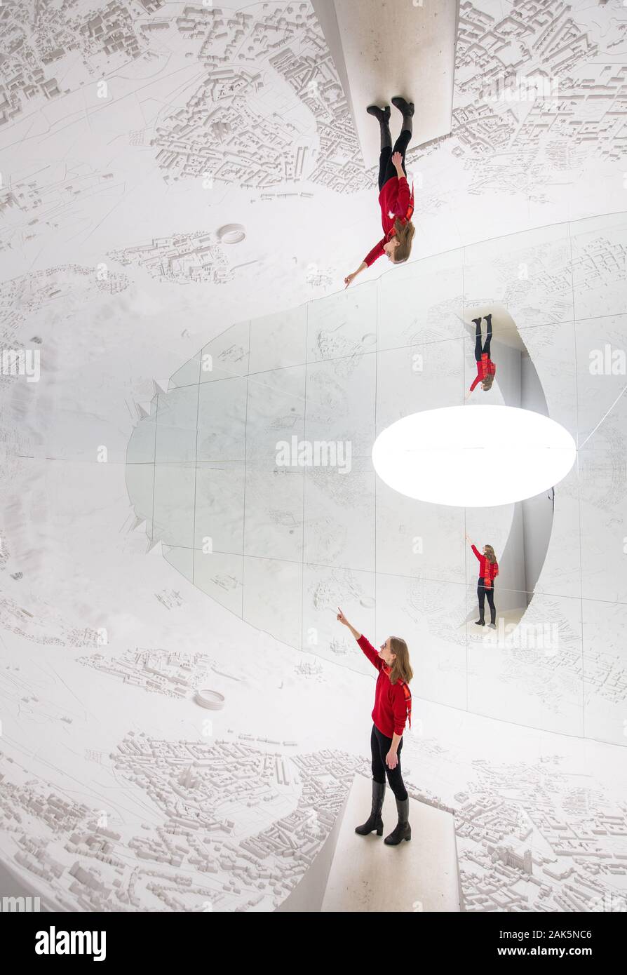 Gallery dipendente Daisy viste Chitnis 'Memory Palace' da es Devlin, a Pitzhanger Manor e Galleria a Ealing, Londra. L'installazione, che durerà fino al 9 febbraio, riempie lo spazio della galleria con un 3D del paesaggio di frammenti di tracciatura delle città e degli edifici dove cambiamenti significativi nel pensiero umano ha avuto luogo. Foto Stock Gallery dipendente Daisy viste Chitnis 'Memory Palace' da es Devlin, a Pitzhanger Manor e Galleria a Ealing, Londra. L'installazione, che durerà fino al 9 febbraio, riempie lo spazio della galleria con un 3D del paesaggio di frammenti di tracciatura delle città e degli edifici dove cambiamenti significativi nel pensiero umano ha avuto luogo. Foto Stock