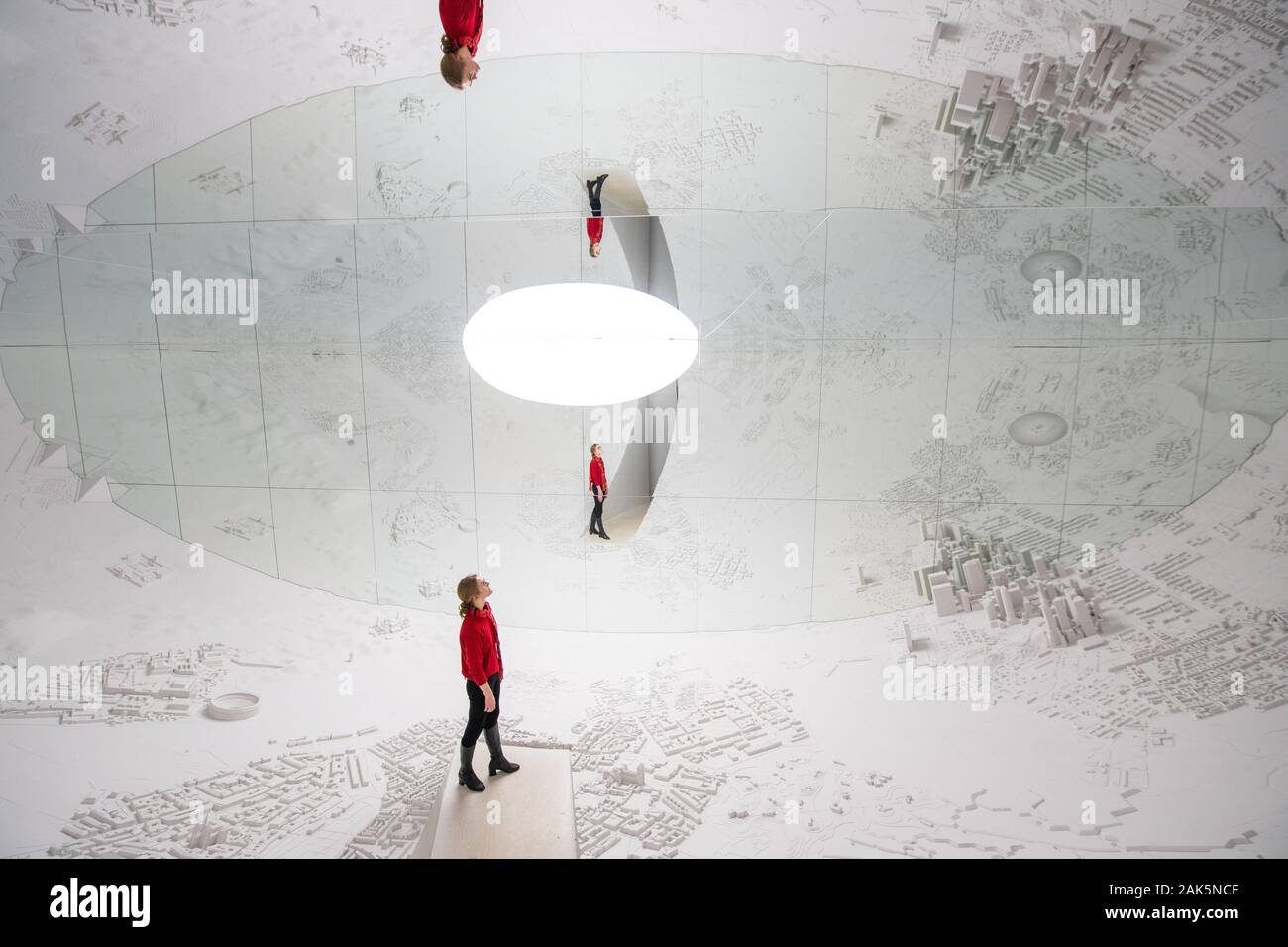Gallery dipendente Daisy viste Chitnis 'Memory Palace' da es Devlin, a Pitzhanger Manor e Galleria a Ealing, Londra. L'installazione, che durerà fino al 9 febbraio, riempie lo spazio della galleria con un 3D del paesaggio di frammenti di tracciatura delle città e degli edifici dove cambiamenti significativi nel pensiero umano ha avuto luogo. Foto Stock Gallery dipendente Daisy viste Chitnis 'Memory Palace' da es Devlin, a Pitzhanger Manor e Galleria a Ealing, Londra. L'installazione, che durerà fino al 9 febbraio, riempie lo spazio della galleria con un 3D del paesaggio di frammenti di tracciatura delle città e degli edifici dove cambiamenti significativi nel pensiero umano ha avuto luogo. Foto Stock