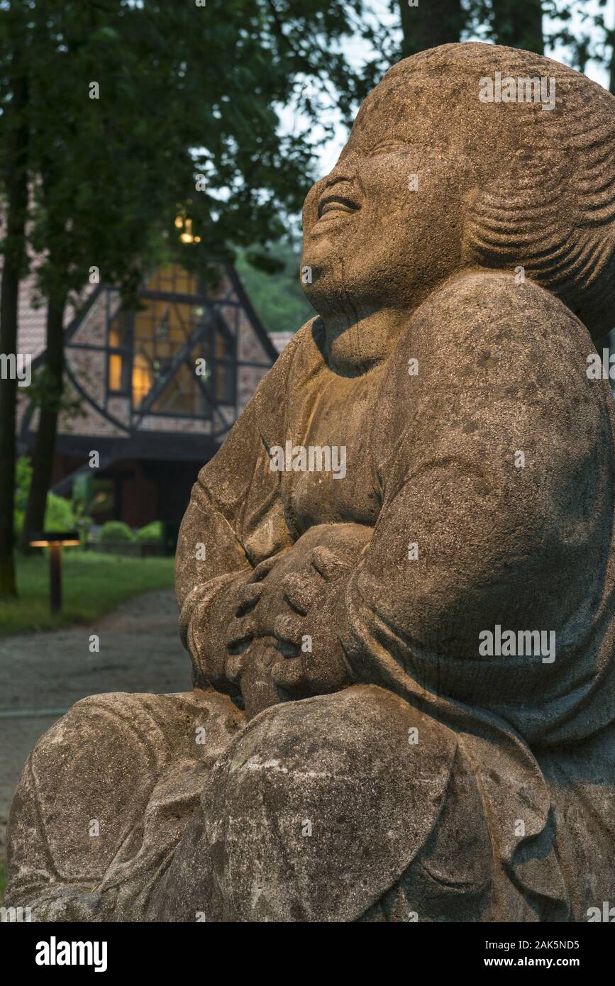 Worpswede: lachende Buddha-Statue 'Bronzetto des umori' auf dem Gelaende beim 'Kaffee Worpswede', Elbe und Weser | Utilizzo di tutto il mondo Foto Stock