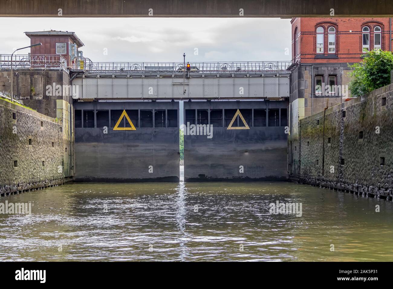 Una chiusa attorno al porto di Amburgo in Germania Foto Stock