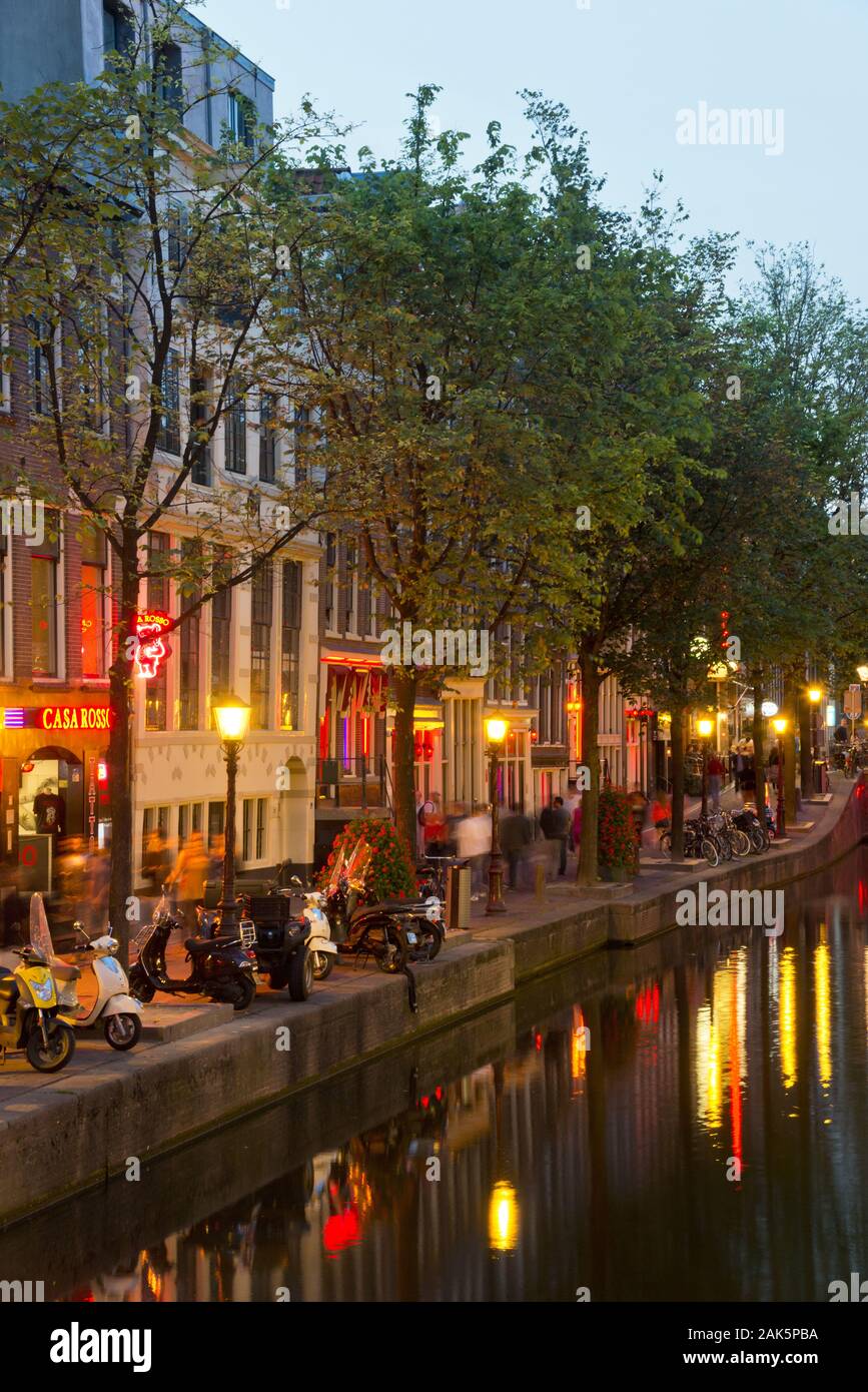 Rotlichtviertel am Kanal Oudezijds Achterburgwal, Amsterdam | Utilizzo di tutto il mondo Foto Stock
