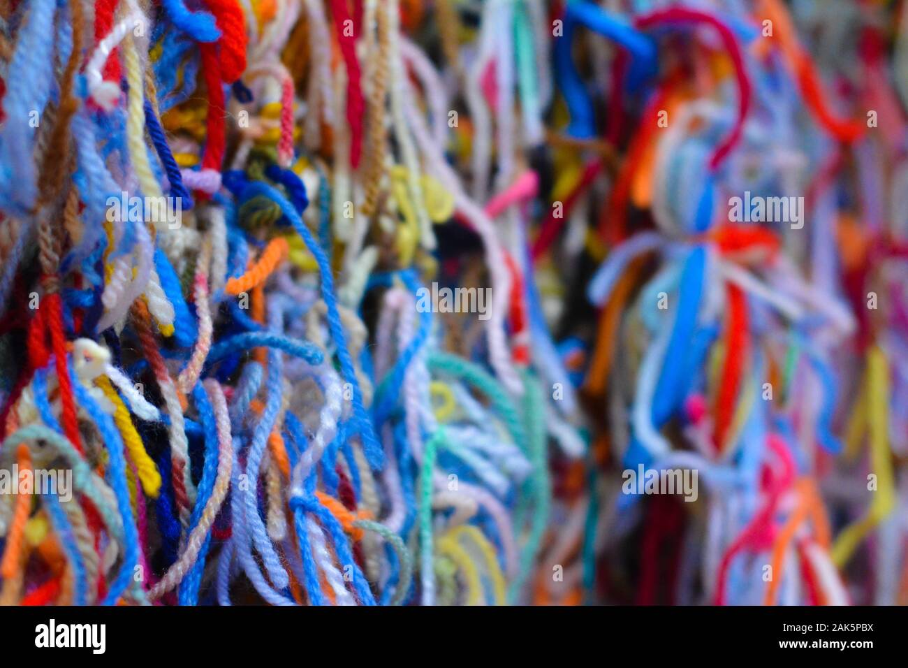 La raccolta di colori diversi fili di lana Foto Stock