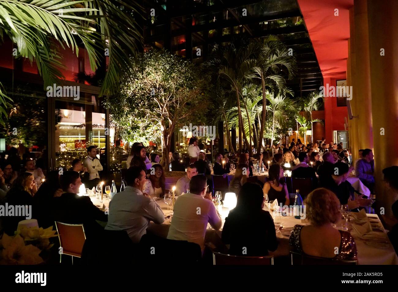 Un gruppo di persone per celebrare la fine della stagione foto. Le persone sono seduti dietro le tabelle nel hotel Therme Merano ristorante, Italia Foto Stock