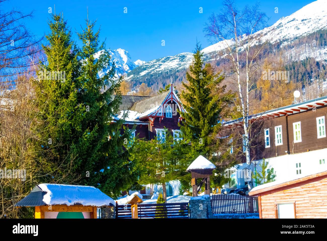 Il popolare località sciistica Tatranska Lomnica, Alti Tatra in inverno Foto Stock