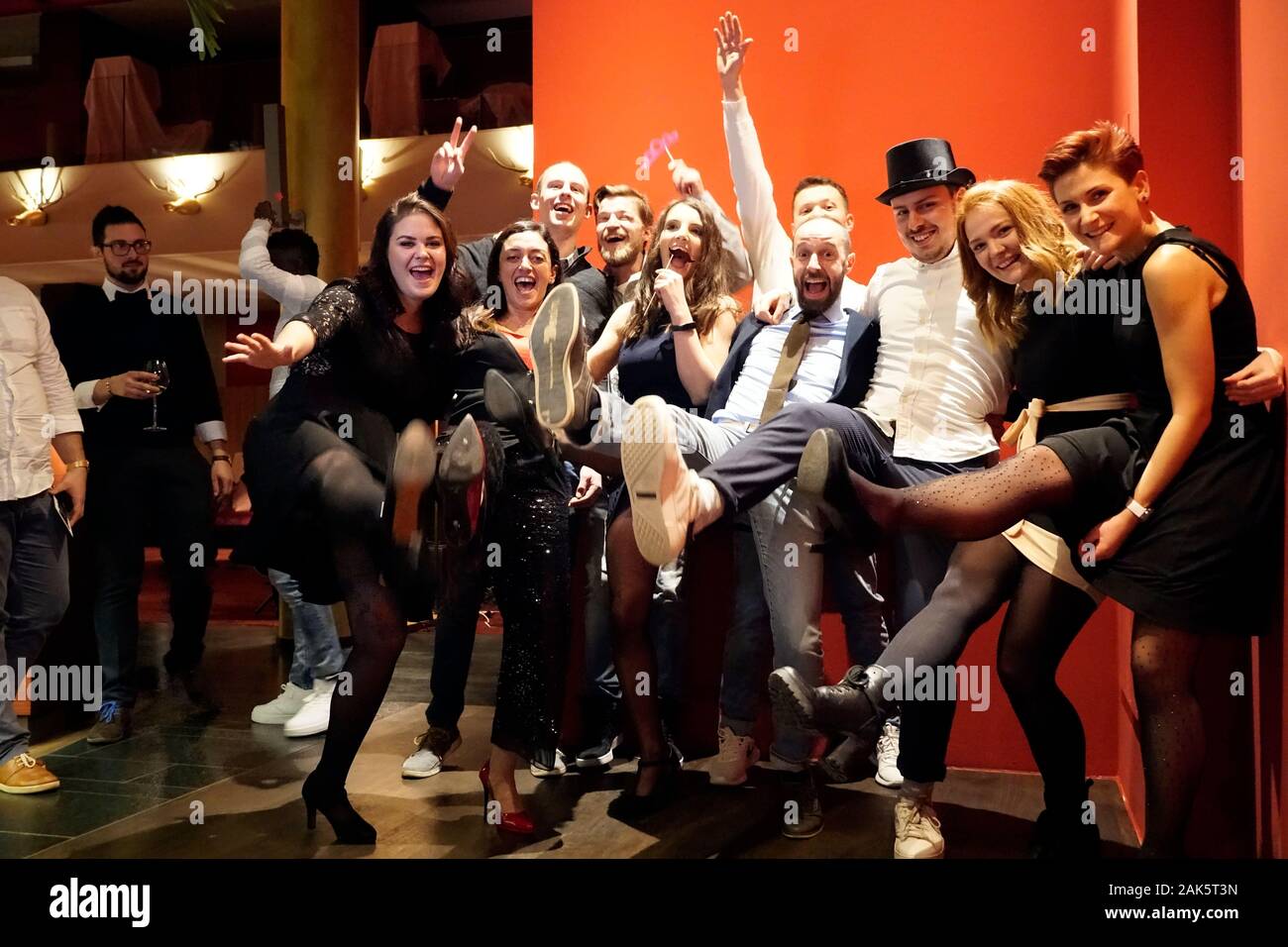 Un gruppo di persone per celebrare la fine della stagione foto. La gente sorridente, ridere, facendo facce buffe e in posa per il fotografo. Foto Stock