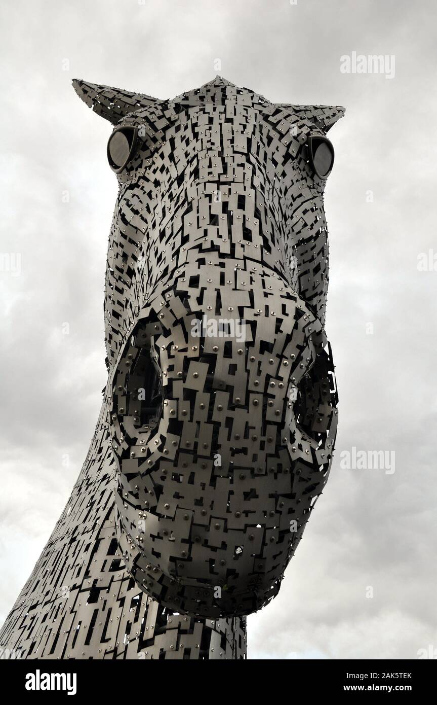 Il Kelpies. Il 30m alto gigante testa di cavallo sculture accanto al canale di Forth e Clyde in Helix Park, Falkirk, Scozia da Andy Scott Foto Stock