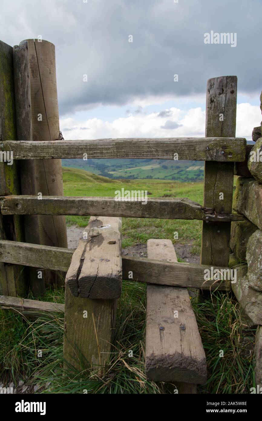 Guardando la vista sull'altro lato di uno stile nel Parco Nazionale di Peak District nel Derbyshire Foto Stock
