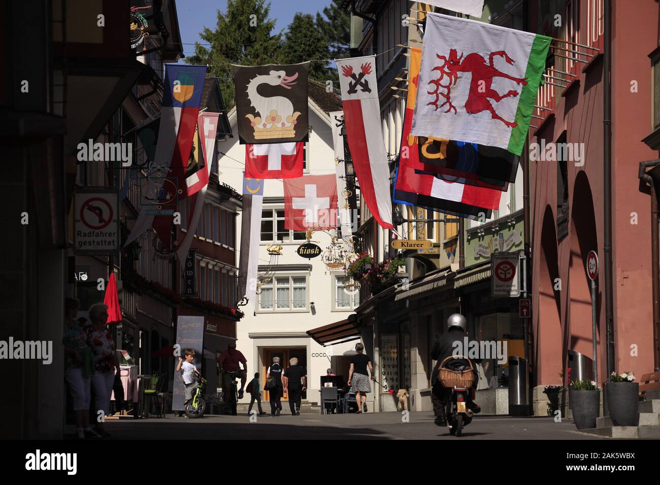 Schweiz: festlich beflaggte Hauptgasse in Appenzell, Bodensee | Utilizzo di tutto il mondo Foto Stock