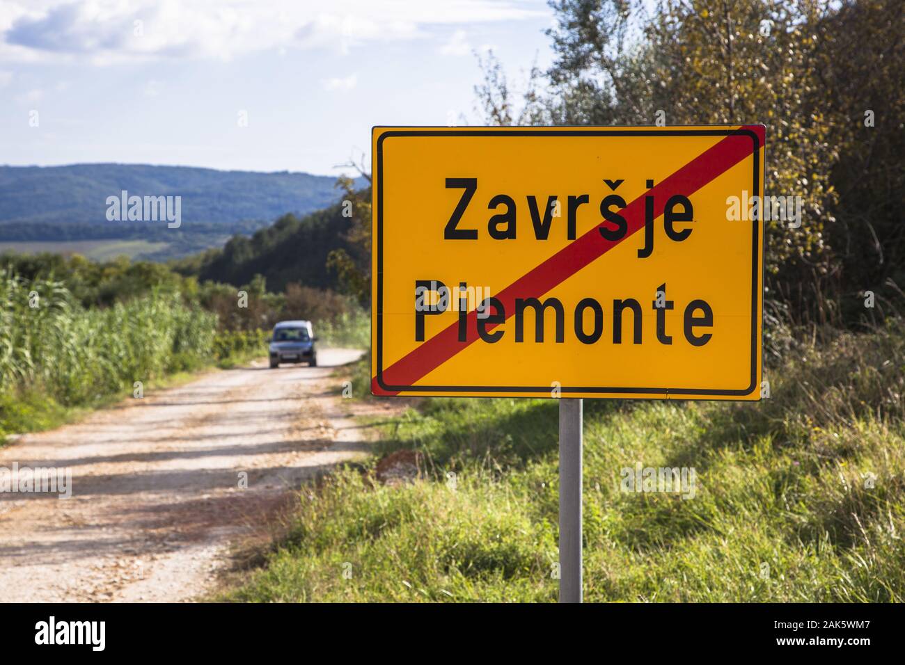 Zweisprachiges Ortsschild von Zavrsje, Istrien | Utilizzo di tutto il mondo Foto Stock