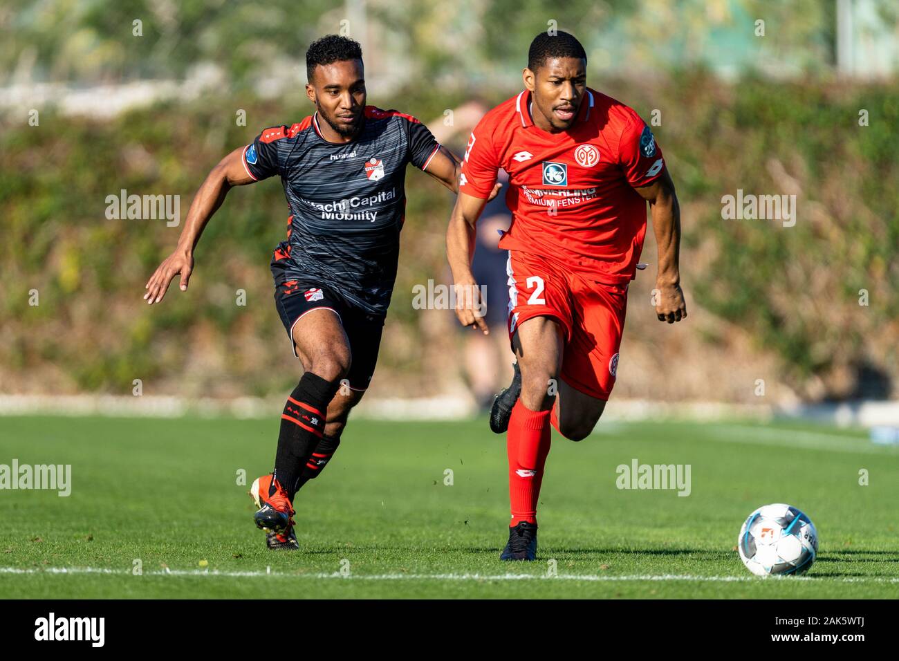 Estepona, Spagna. 07Th gen, 2020. ESTEPONA, 07-01-2020, calcio, eredivisie Olandese, stagione 2019-2020, FC Emmen player Lorenzo Burnett (L), FSV Mainz player Ronael Pierre-Gabriel (R), durante la partita FSV Mainz 05 vs FC Emmen Credito: Pro scatti/Alamy Live News Foto Stock