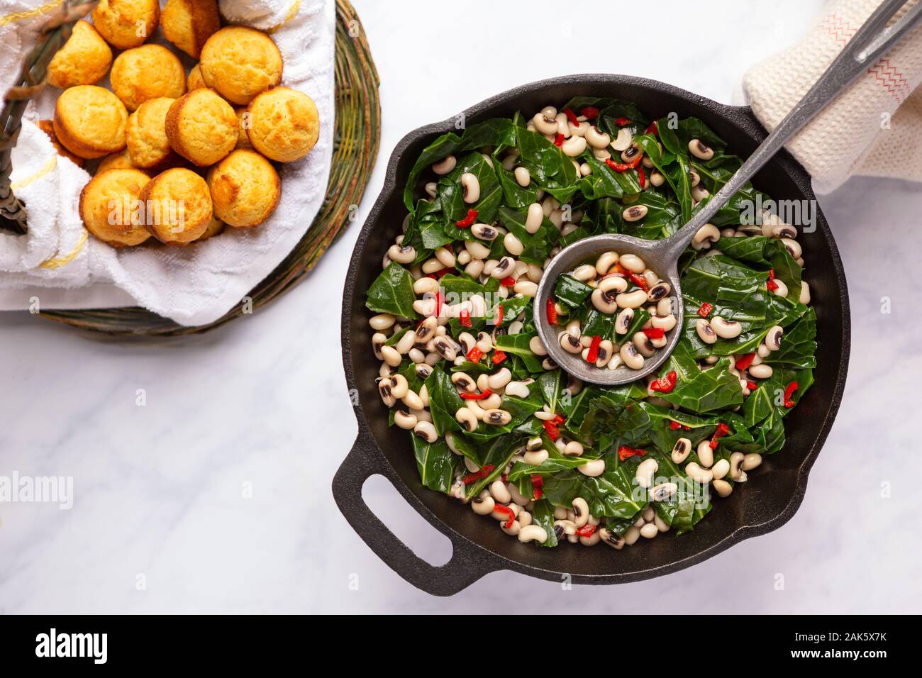 Vista aerea della US Southern piatto di black eye peas e collard verdi Foto Stock