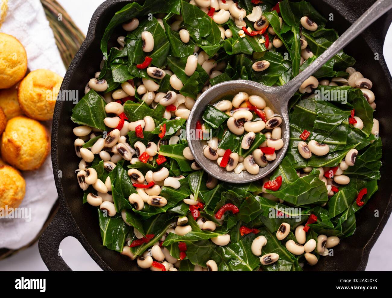 Piselli dagli occhi neri e verdi di collard Foto Stock