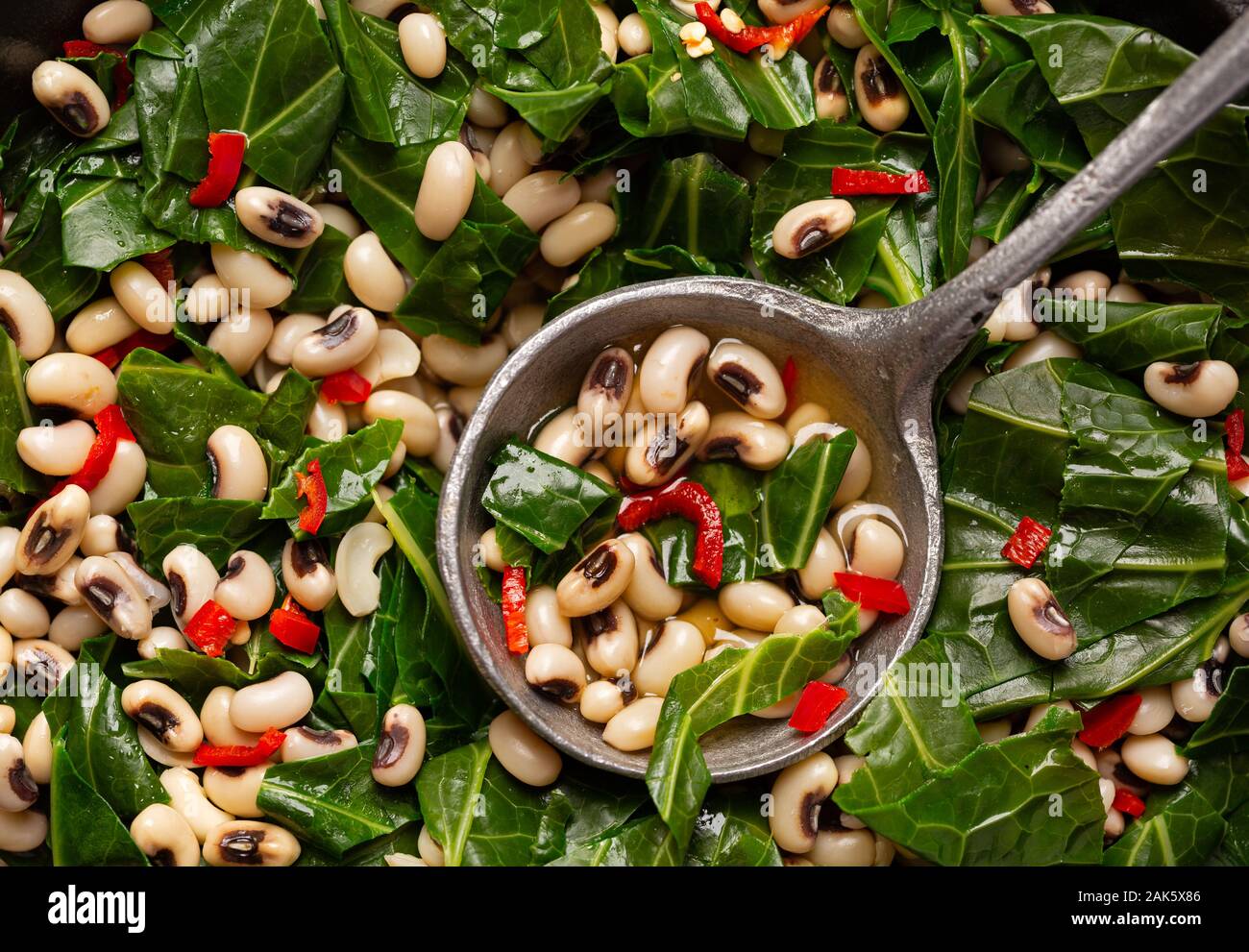 Vista aerea della US Southern piatto di black eye peas e collard verdi Foto Stock