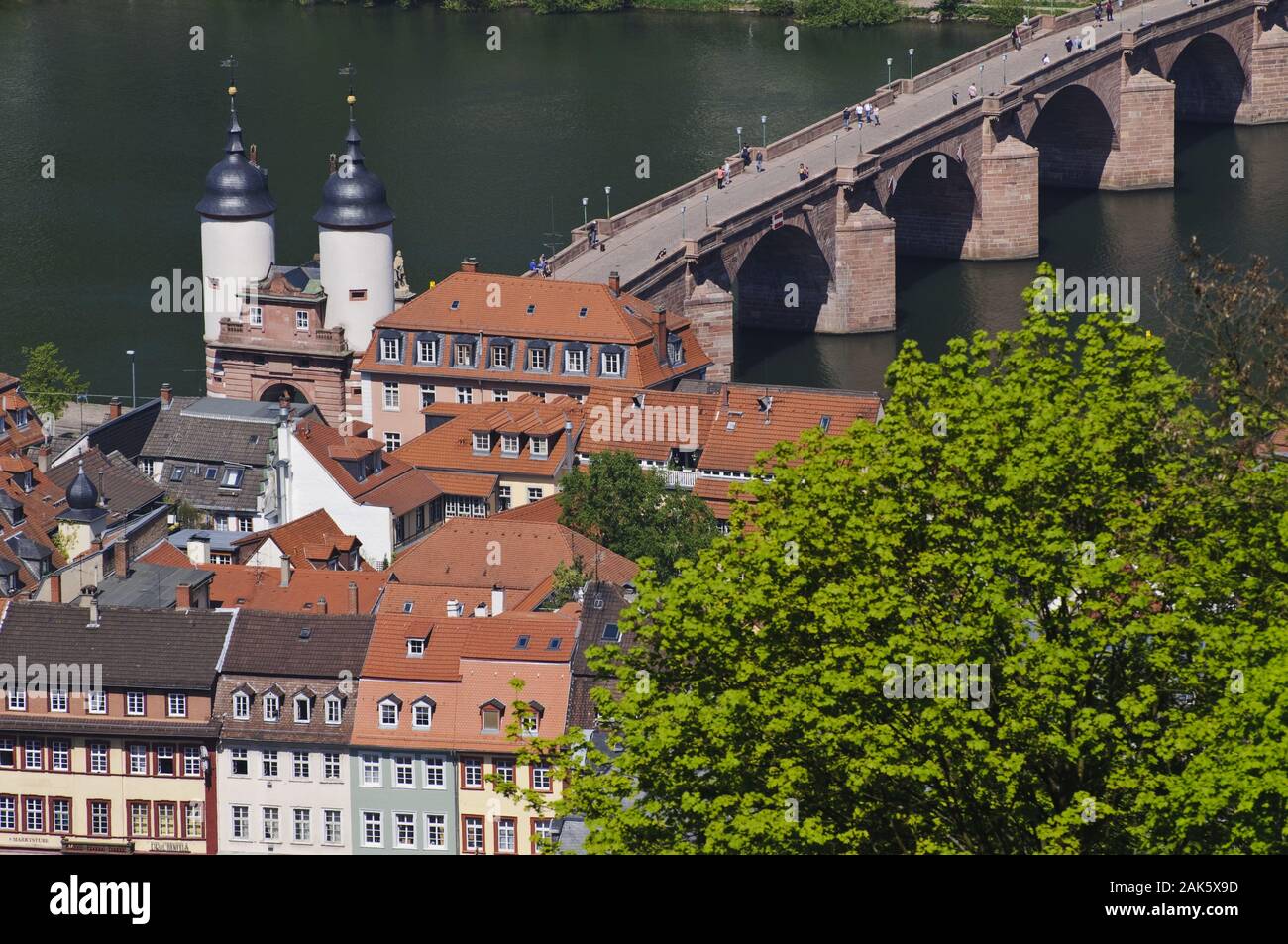 Heidelberg: Blick auf Alte Bruecke mit Brueckentor (Carl-Theodor-BRUECKE), Odenwald | Utilizzo di tutto il mondo Foto Stock