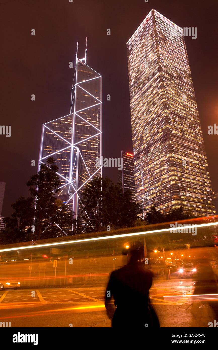Hong Kong, Cina - effetto mosso del traffico davanti agli edifici moderni nel quartiere Admiralty. Foto Stock