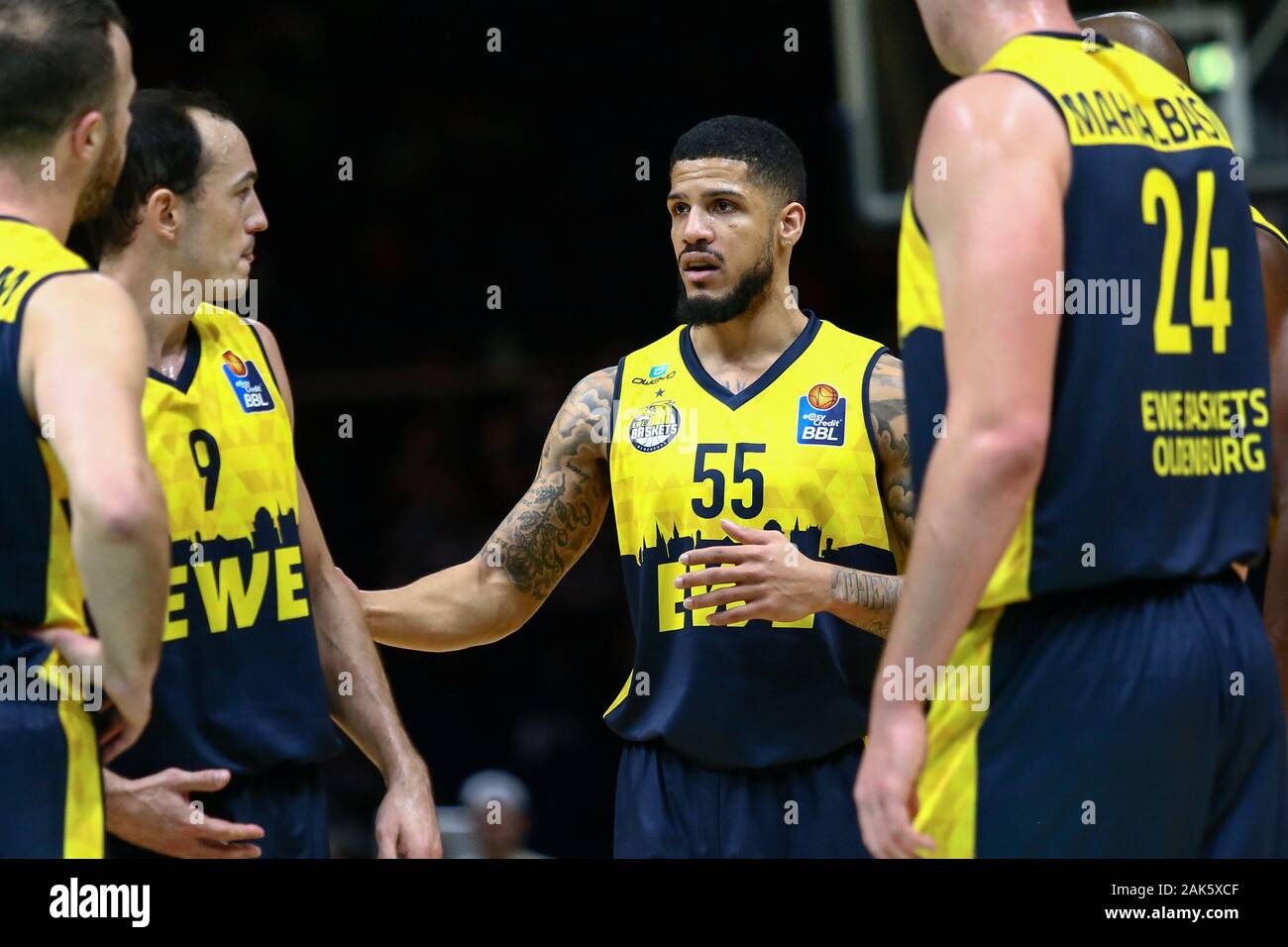 Braunschweig, Germania, 30 Dicembre 2019: Tyler Larson di pecora Oldenburg cestello parla ai suoi compagni di squadra durante la BBL Basket Bundesliga corrispondono Foto Stock