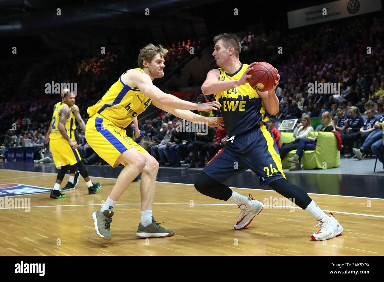 Braunschweig, Germania, 30 Dicembre 2019: Mahalbasic Rasid e Scott Eatherton in azione durante la BBL Basket Bundesliga corrispondono Foto Stock