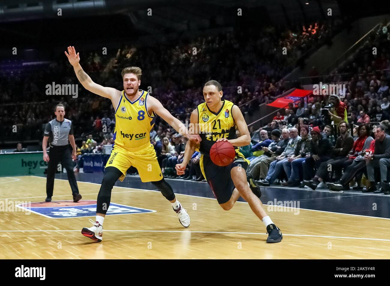 Braunschweig, Germania, 30 Dicembre 2019: Robin Amaize e Lucca Staiger in azione durante la BBL Basket Bundesliga corrispondono Foto Stock