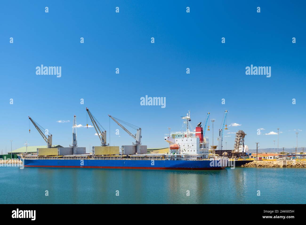 Carichi alla rinfusa nave di supporto con gru ormeggiata al Porto di Adelaide Foto Stock