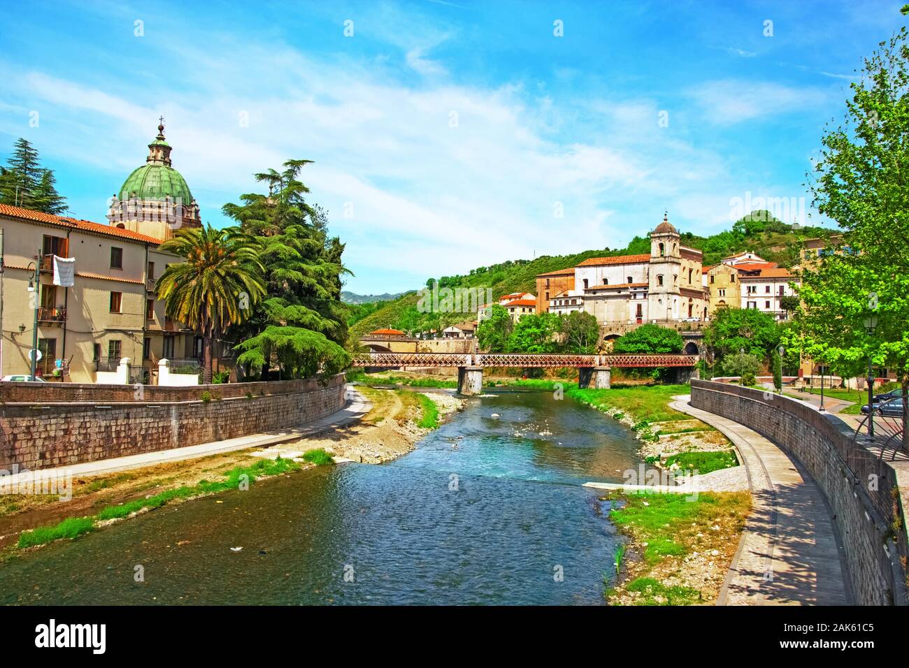 /Kalabrien Cosenza: Altstadt mit Fluss Busento, Chiesa di San Domenico (li) und Convento San Francesco di Paola (RI), Apulien | Utilizzo di tutto il mondo Foto Stock