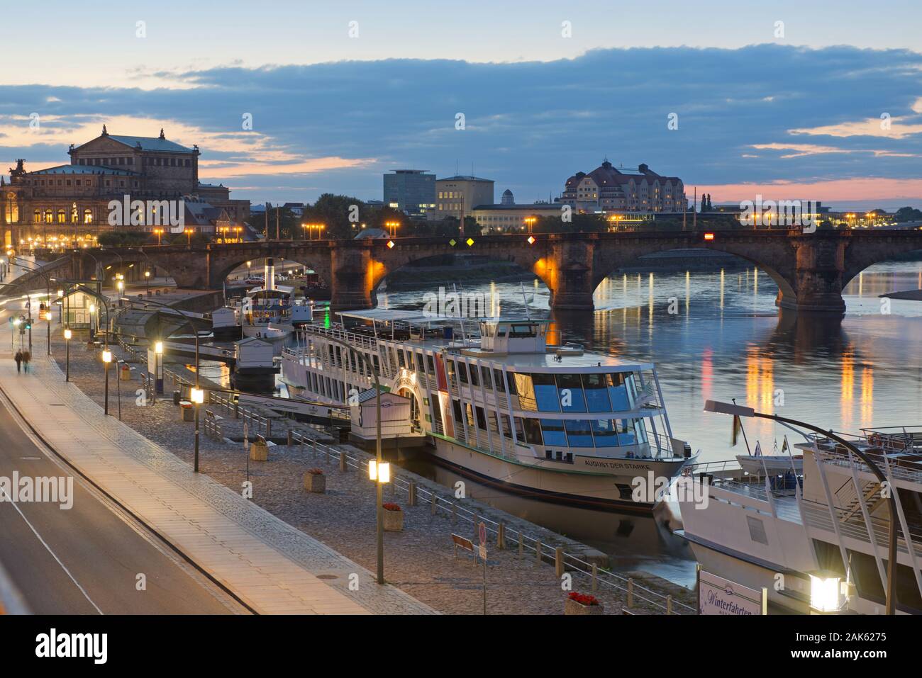 Dresda: Bruehlsche Terrasse mit Augustusbruecke, Anlegestelle der Saechsischen Dampfschiffahrt (Weisse Flotte) am Elbufer Altstaedter, Sachsen | usag Foto Stock