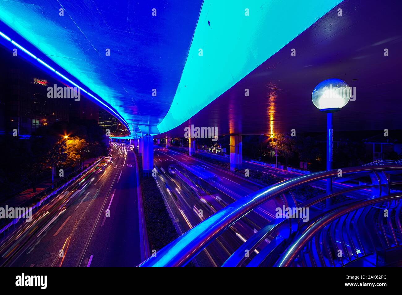 Percorsi leggeri di auto e autobus in traffico intenso con neon blu di strada sotto Yanan elevata strada a Shanghai, Cina Foto Stock