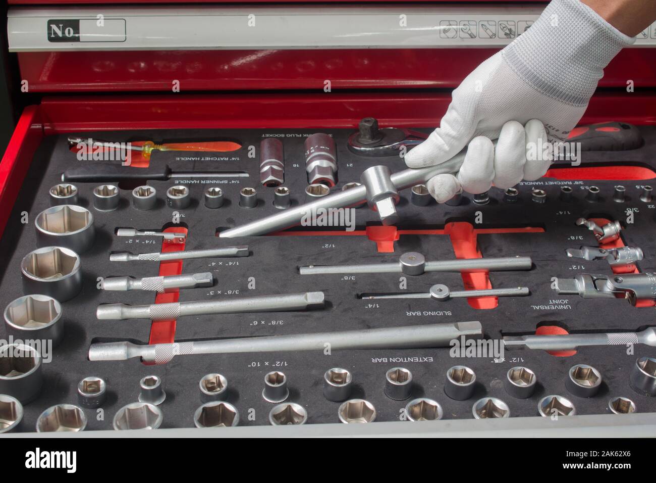 Il set di strumenti manuali per la riparazione. Molti chiave e strumenti di close-up nella casella per riparare la vettura o sostituzione ricambi automotive, ricambi per auto Foto Stock