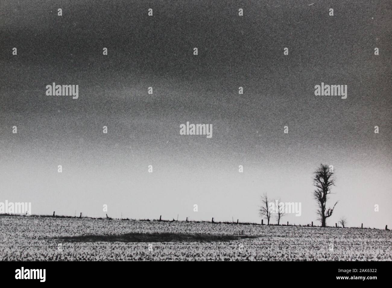 Fine anni '70 minimalismo nero e bianco fotografia vintage di un campo vuoto Foto Stock