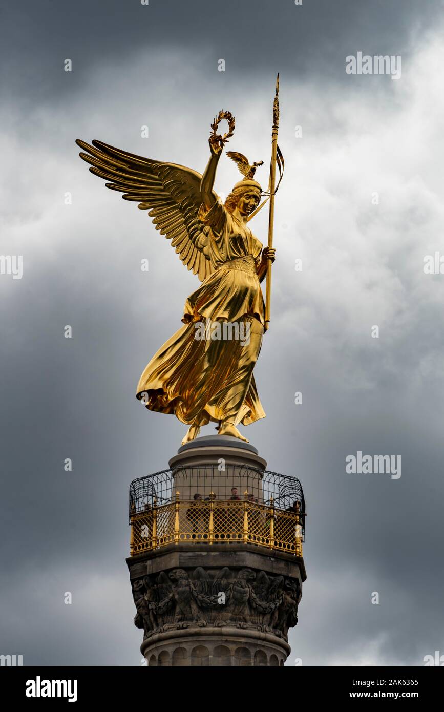 Golden scultura in bronzo di Victoria sulla colonna della vittoria, inaugurato 1873, dark sky, Berlino, Germania Foto Stock