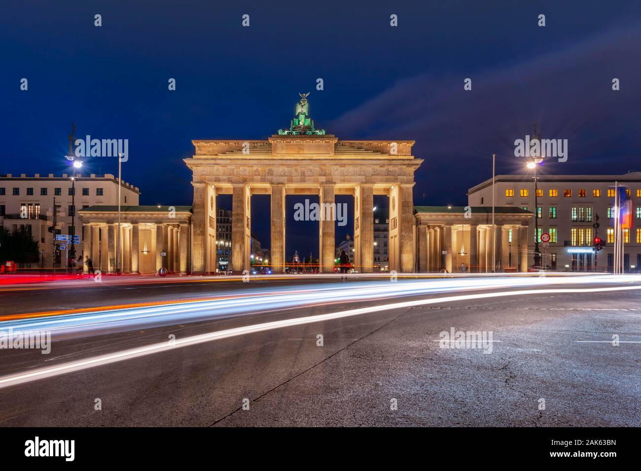 Tracce di luce davanti alla Porta di Brandeburgo al crepuscolo, Pariser Platz, Berlin, Germania Foto Stock