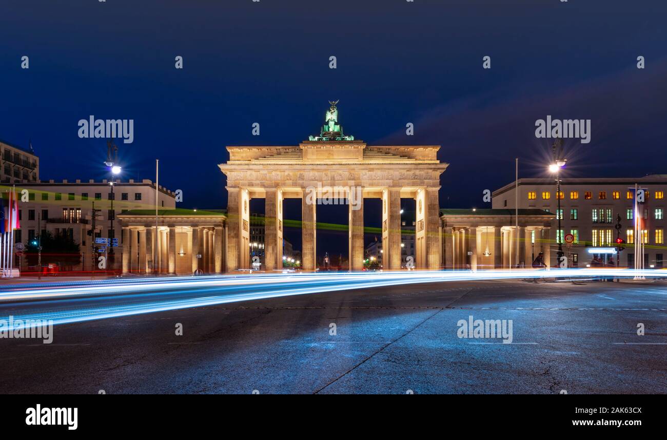 Tracce di luce davanti alla Porta di Brandeburgo al crepuscolo, Pariser Platz, Berlin, Germania Foto Stock