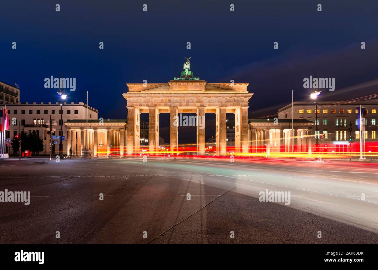 Tracce di luce davanti alla Porta di Brandeburgo al crepuscolo, Pariser Platz, Berlin, Germania Foto Stock