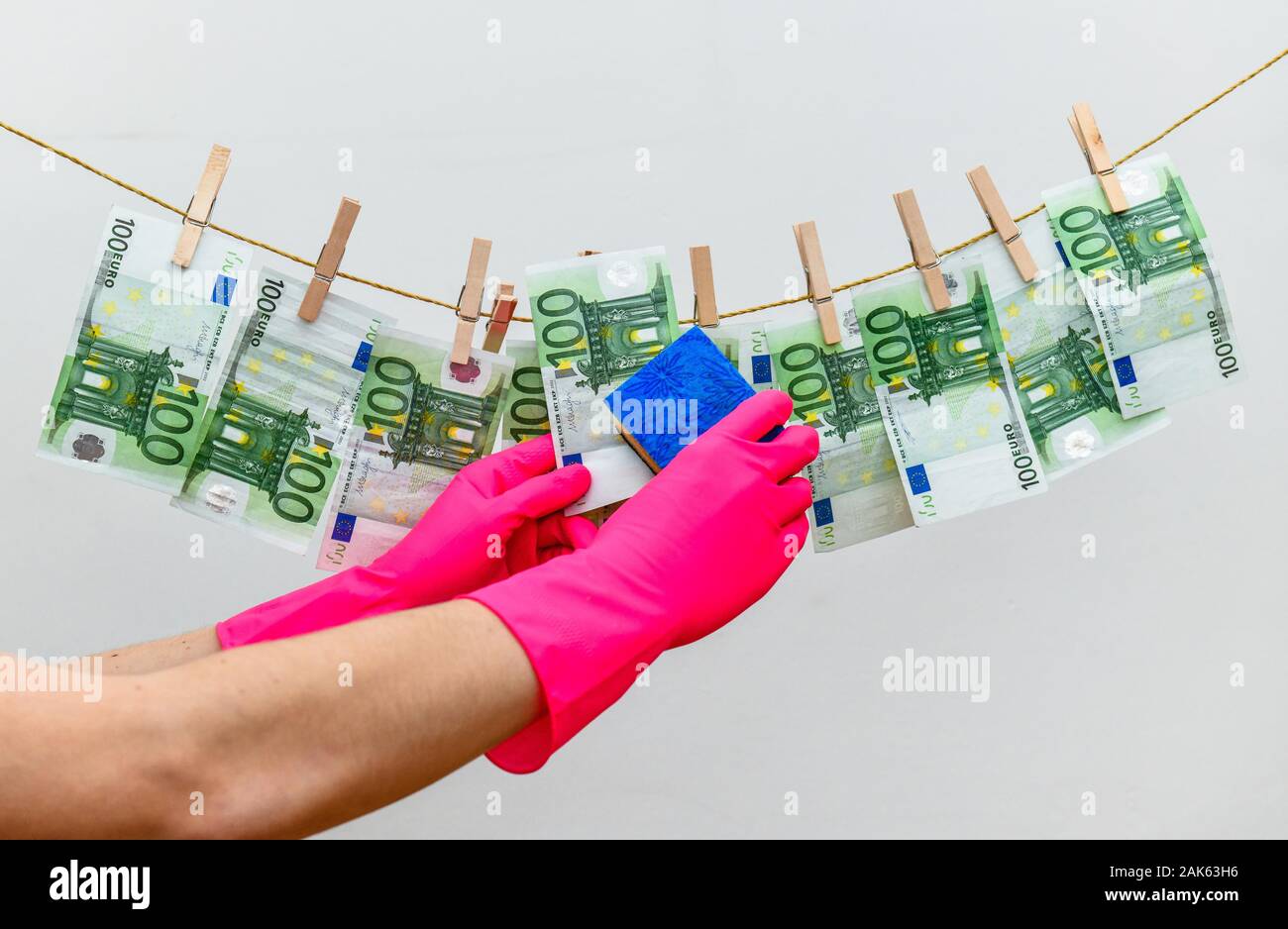 Foto simbolo di riciclaggio di denaro, banconote appesi stendibiancheria, Germania Foto Stock
