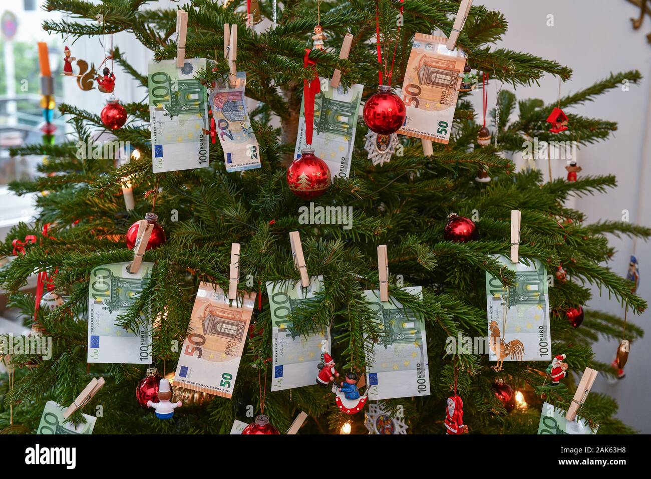 Foto di simbolo, banconote appeso su albero di natale, Germania Foto Stock