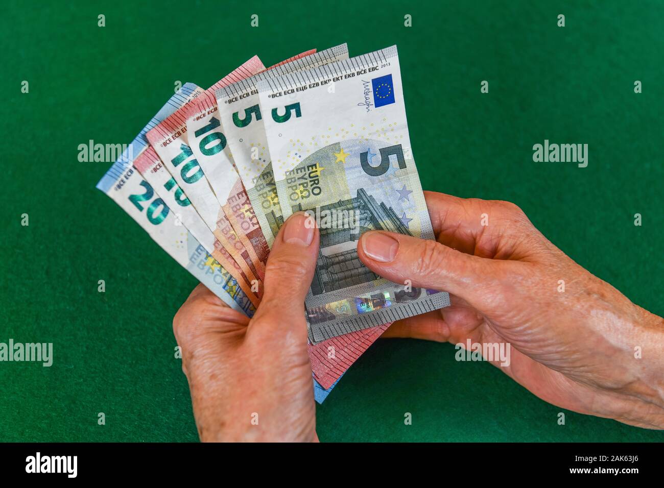 Foto di simbolo, pensione, le mani di una donna anziana, senior citizen, tenendo le banconote, Germania Foto Stock