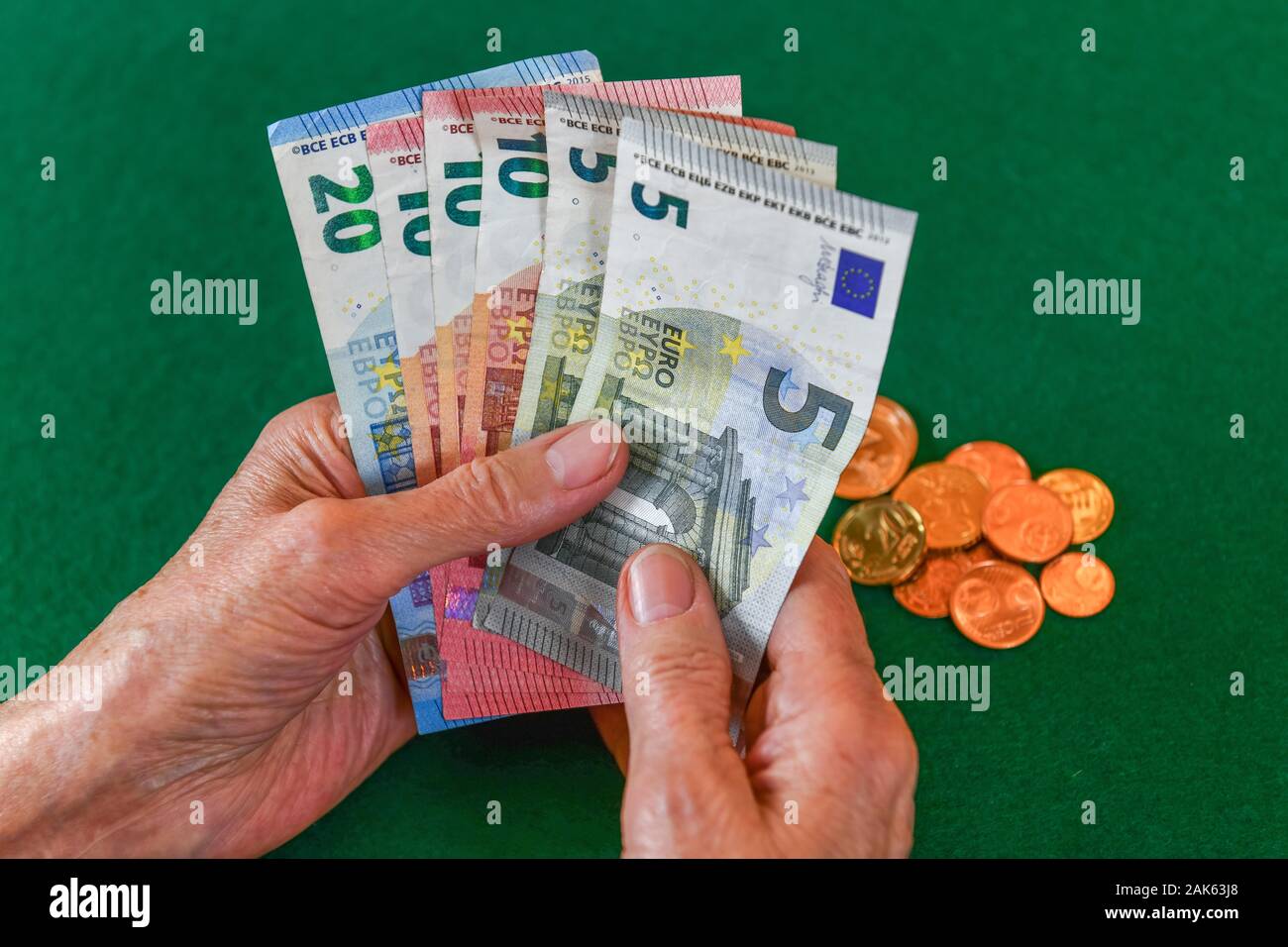 Foto di simbolo, pensione, le mani di una donna anziana, senior citizen, tenendo le banconote, Germania Foto Stock