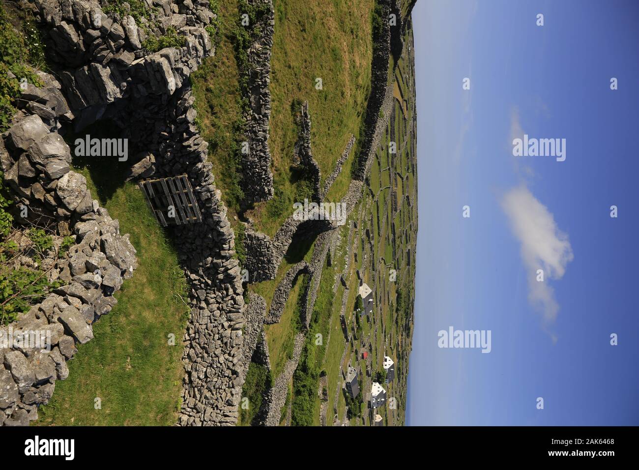 Grafschaft Galway/Aran-Inseln: typisches Trockenmauerwerk auf Inis Mor, Irlanda | Utilizzo di tutto il mondo Foto Stock