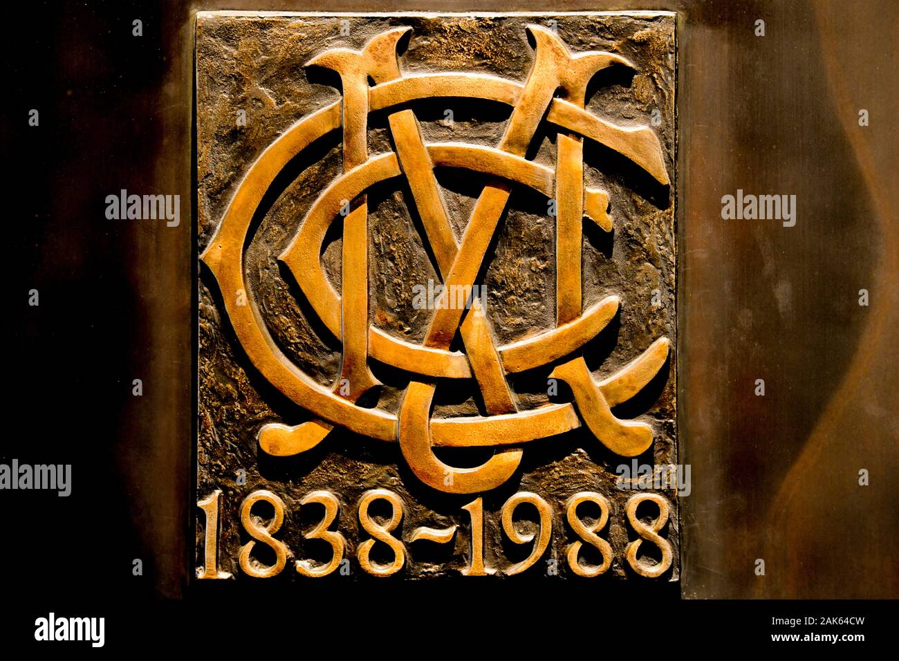 MCC Melbourne Cricket Club insegne sul centocinquantesimo 1838-1988 commemorative porte di bronzo a MCG - Melbourne Cricket Ground Foto Stock